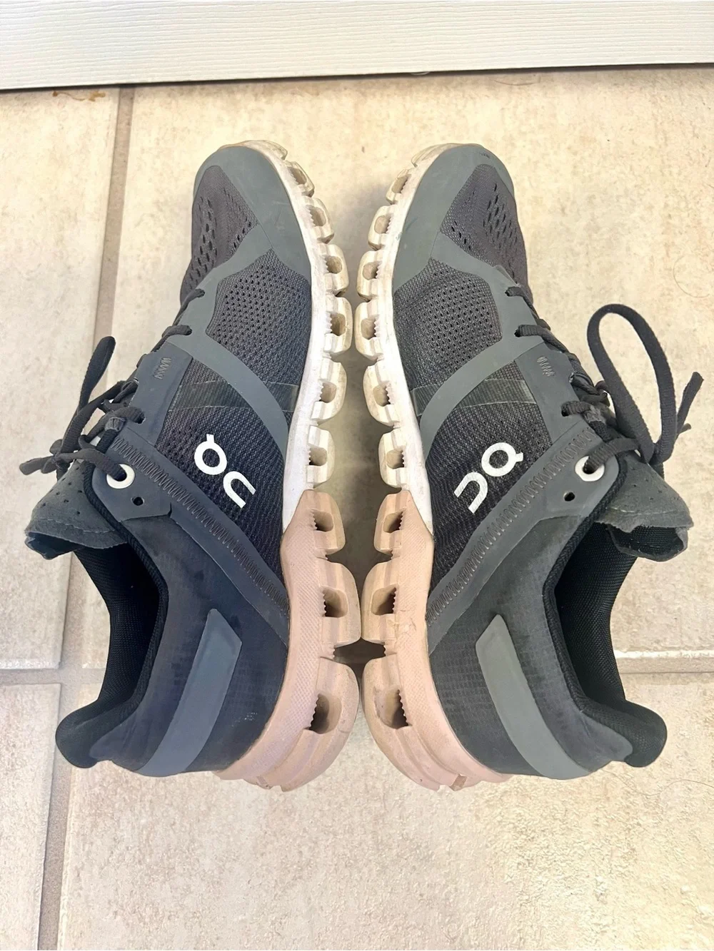 On Running Cloudflow shoes in Rock Grey Rose CloudTec cushioning comfy size 6.5M